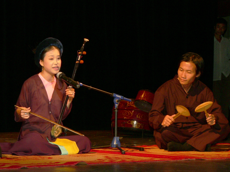 Xẩm Hà Thành bày tỏ tình yêu nước bằng MV “Đường lưỡi bò” - 1 Nghệ sĩ Tuyết Hoa và Quang Long thể hiện lời hát trong MV.