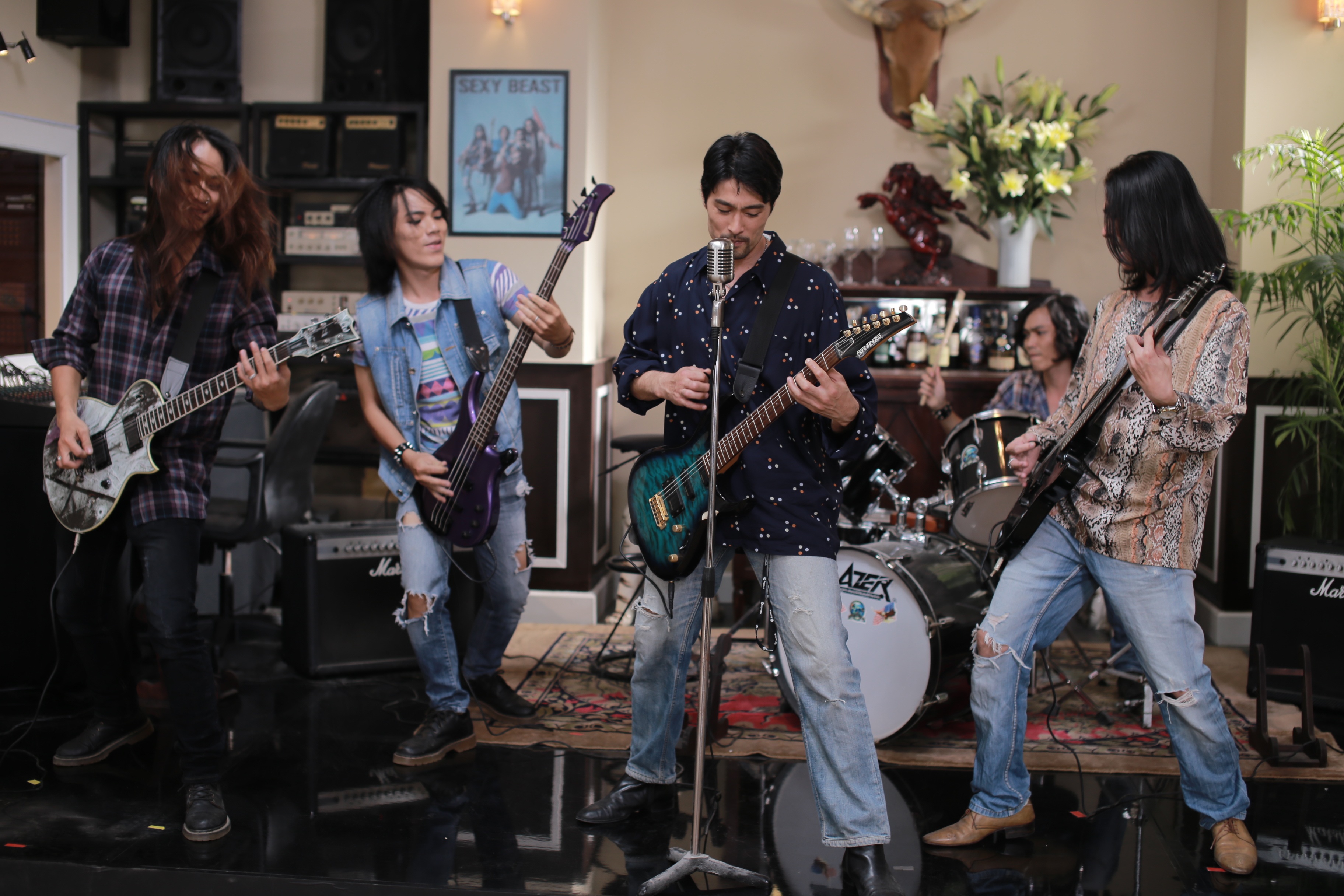Trong phim, Johny Trí Nguyễn vào vai Gia Nghị - Trưởng ban nhạc rock đình đám.