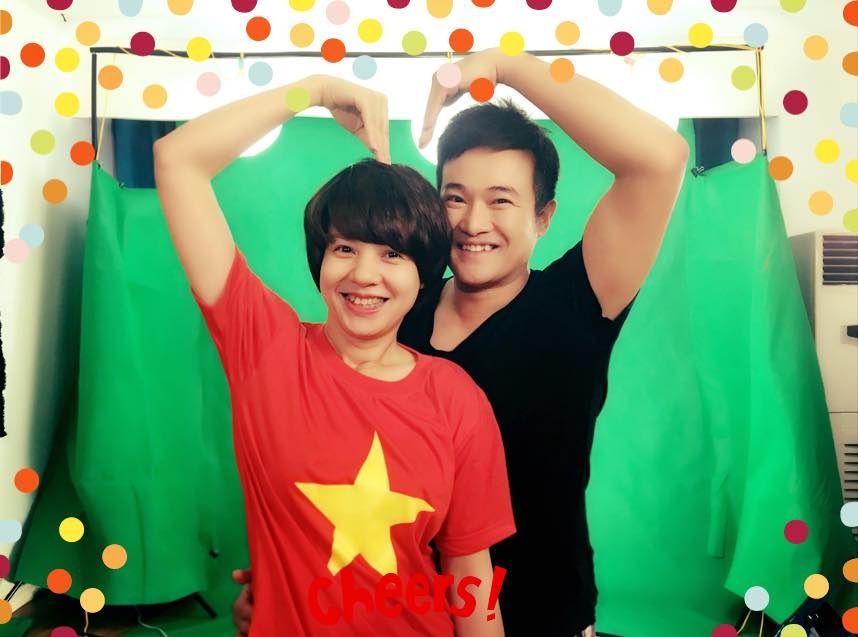 Nghệ sĩ Việt bày tỏ lòng yêu nước bằng MV song ngữ Việt - Anh - 6 Ca sĩ Minh Quân và BTV Diễm Quỳnh nhí nhố sau hậu trường ghi hình MV.