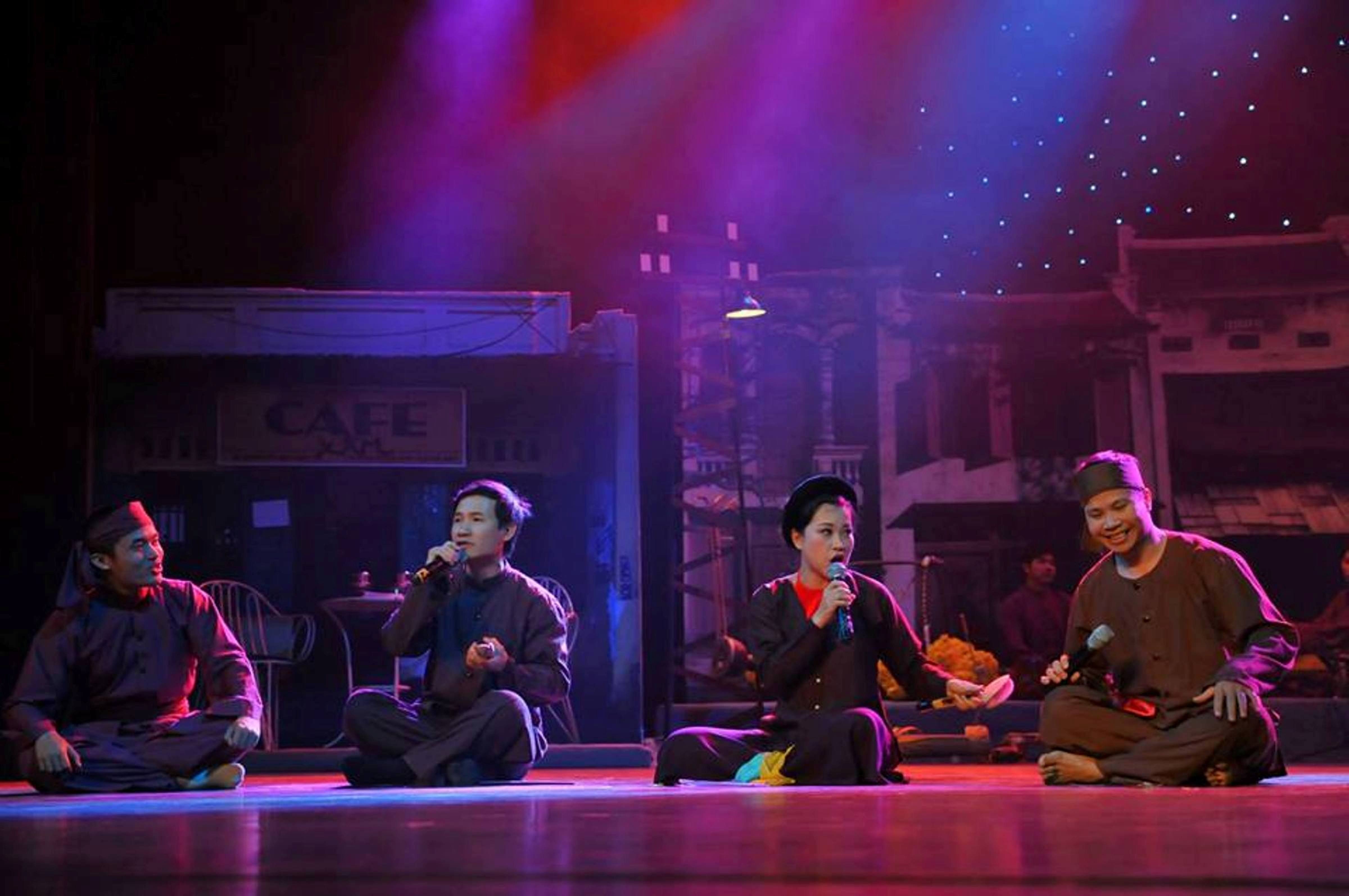Xẩm Hà Thành bày tỏ tình yêu nước bằng MV “Đường lưỡi bò” - 2 Nhiều năm qua, nhóm xẩm Hà Thành luôn đồng hành cùng các vấn đề nóng hổi của xã hội.