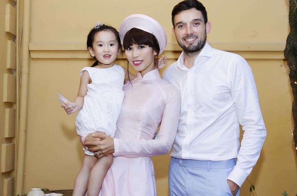 Bố mẹ Hà Anh tái hợp trong đám hỏi của con gái - 11 Nói về chồng sắp cưới, Hà Anh cho biết: Ở anh ấy hội tụ rất nhiều điều mà tôi thấy chúng tôi như là một. Trước hết, Olly Dowden sống rất tình cảm, giàu lòng nhân ái, nhiều đam mê, hài hước, bướng bỉnh... Anh là người đặc biết rất yêu thể thao và rất hay lôi kéo tôi chăm chỉ với anh.