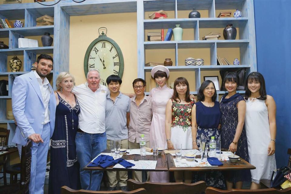 Bố mẹ Hà Anh tái hợp trong đám hỏi của con gái - 2
Cặp đôi này đã lựa chọn một nhà hàng với thiết kế biệt thự Pháp cổ để tiếp đón 80 khách mời đặc biệt của gia đình. Hà Anh tự mình lựa chọn các món ăn ngon của Việt Nam để thết đãi bố mẹ chồng người Anh vừa hạ cánh tới Việt Nam ngày hôm qua 21/7.