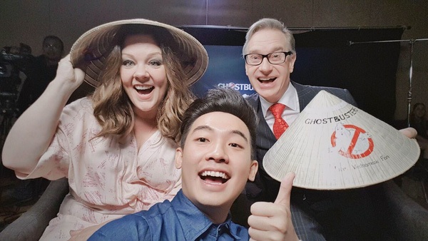 Ngôi sao Melissa McCarthy đội nón lá, gửi lời chào bằng tiếng Việt - 1 Mở đầu buổi phỏng vấn, đạo diễn Paul Feig cùng Melissa McCarthy đã gửi lời “Xin chào Việt Nam” bằng tiếng Việt vô cùng thân thiện. Đồng thời, họ đã rất lấy làm hân hạnh khi tựa phim “Spy” - “Quý bà điệp viên” được đông đảo khán giả Việt yêu thích.