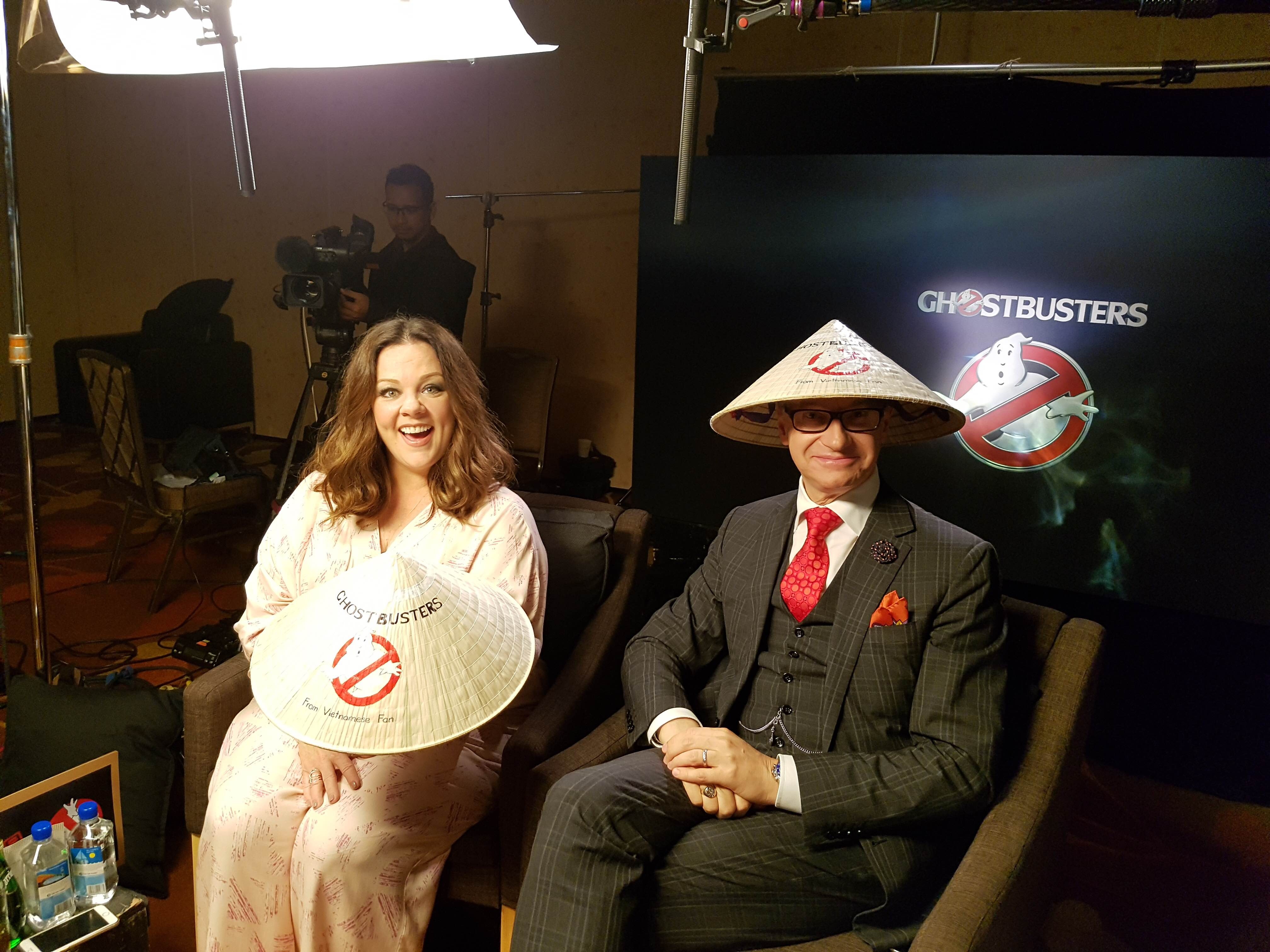 Cả hai rất thích thú với chiếc nón lá được tặng.