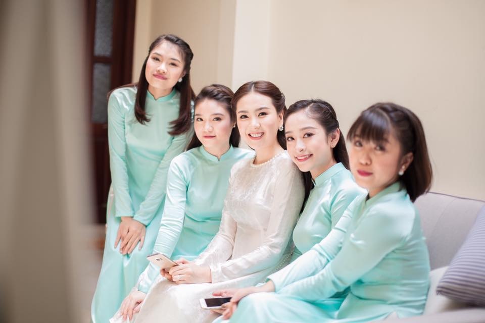 “Cô gái thời tiết” xinh đẹp sắp lên xe hoa với thiếu gia Hà Thành - 5 BTV thời tiết xinh đẹp này cũng khẳng định cô và người đàn ông của mình có khá nhiều điểm tương đồng: “Nếu người đó không giống với những gì mình mong muốn thì khó có thể yêu thương nhau. Tuy nhiên, chẳng có ai là hoàn hảo cả, bản thân mình và anh ấy cũng vậy. Cả hai đều đang cố gắng thay đổi bản thân để khi bên nhau sẽ cảm thấy hòa hợp, cũng như bổ sung cho nhau những điều còn thiếu”.