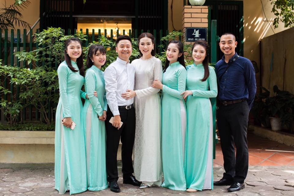 “Cô gái thời tiết” xinh đẹp sắp lên xe hoa với thiếu gia Hà Thành - 4 Trong một số lần trò chuyện, Mai Ngọc khéo léo né tránh nói cụ thể về bạn trai bằng cách chia sẻ hình mẫu bạn trai lý tưởng của mình: “Đó là người mà sau một ngày mệt mỏi sẽ cùng mình chia sẻ mọi buồn, vui. Sau sự hấp dẫn ban đầu, sự sẻ chia, cảm thông giữa hai người sẽ giúp bạn đi đến hết cuộc đời với người ấy”.