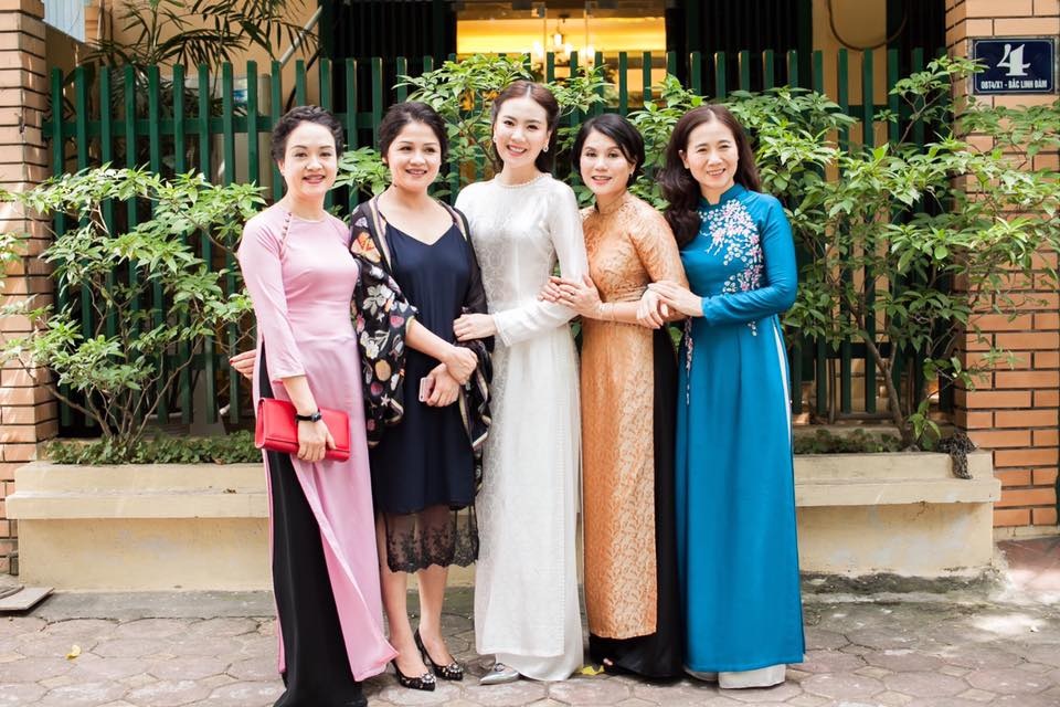 “Cô gái thời tiết” xinh đẹp sắp lên xe hoa với thiếu gia Hà Thành - 8 Mai Ngọc gửi lời cám ơn sau lễ dạm ngõ rằng: “Cảm ơn ông bà, bố mẹ và những người thân yêu đã cho chúng con một buổi lễ ra mắt ấm cúng, vô cùng ý nghĩa. Có lẽ từ ngày hôm nay cuộc đời chúng con sẽ bước sang những trang giấy mới nhưng điều tuyệt vời nhất của chúng con là luôn có mọi người bên cạnh”.