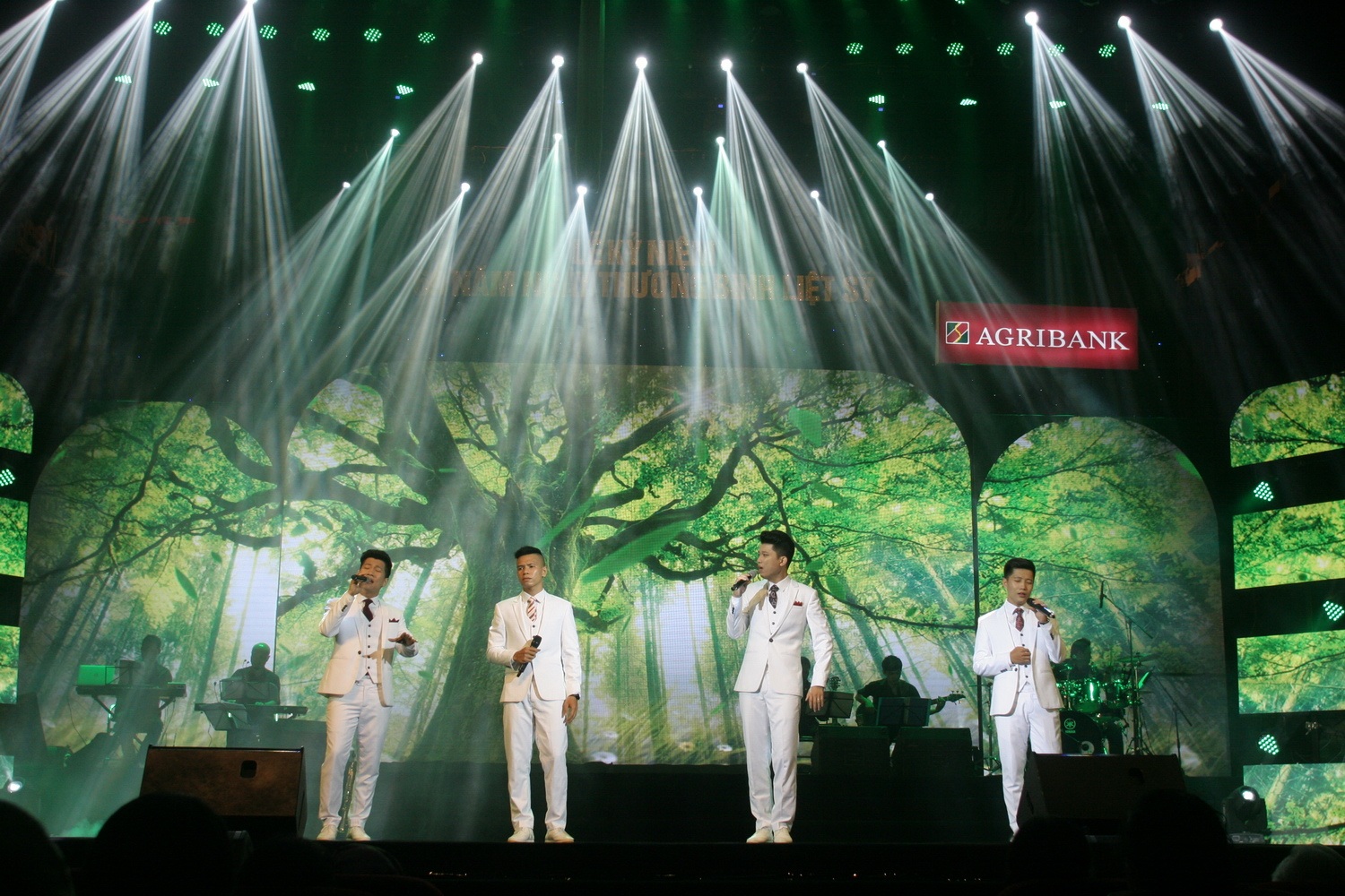 Xúc động đêm nghệ thuật “Trong vòng tay mẹ” - 4