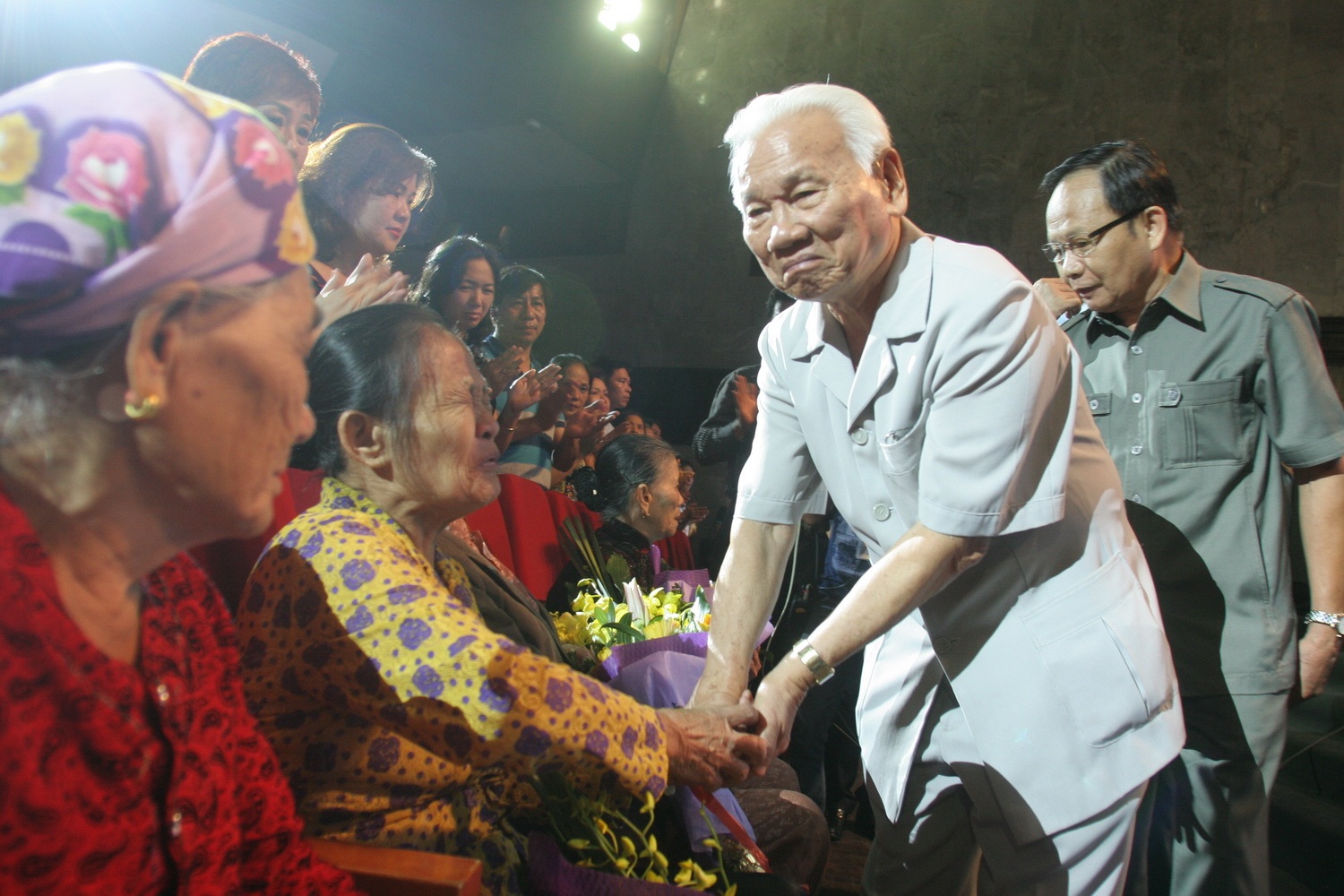 Xúc động đêm nghệ thuật “Trong vòng tay mẹ” - 10