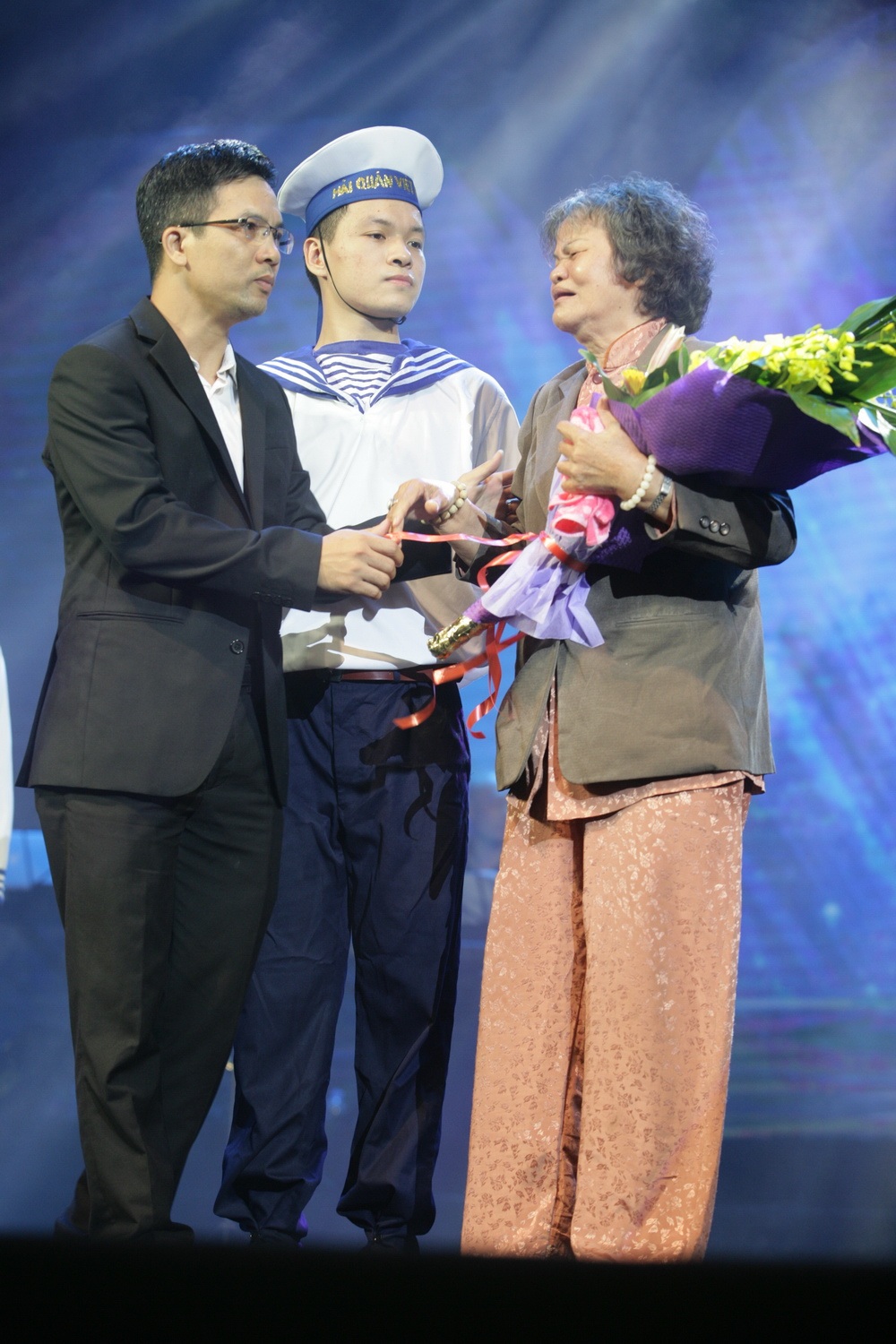 Xúc động đêm nghệ thuật “Trong vòng tay mẹ” - 11