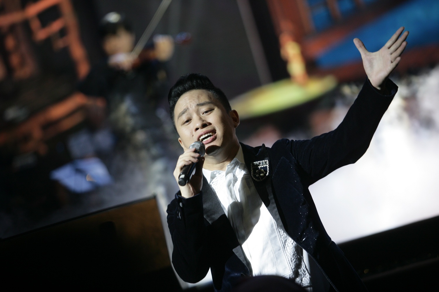 
Ca sĩ Tùng Dương xúc động khi thể hiện ca khúc trong chương trình
