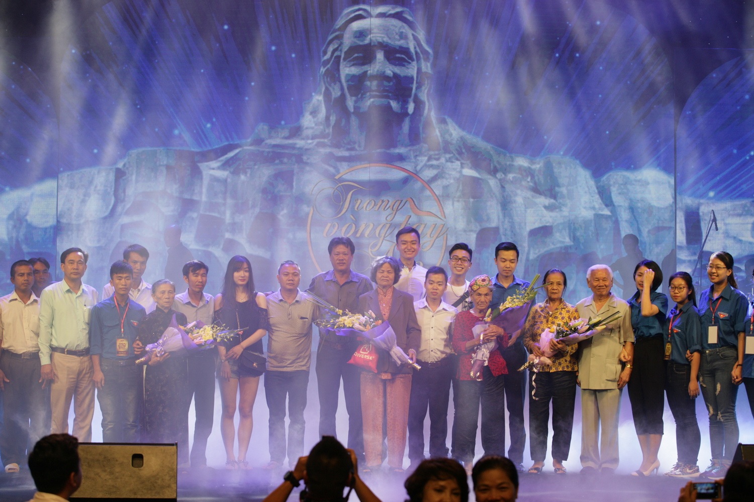 Đêm nghệ thuật khép lại trong sự xúc động và những tràng vỗ tay không ngớt của của khán giả. Chương trình nghệ thuật “Trong vòng tay mẹ” sẽ chính thức được phát trên sóng Truyền hình Nhân Dân vào 20h ngày 27/7/2016.