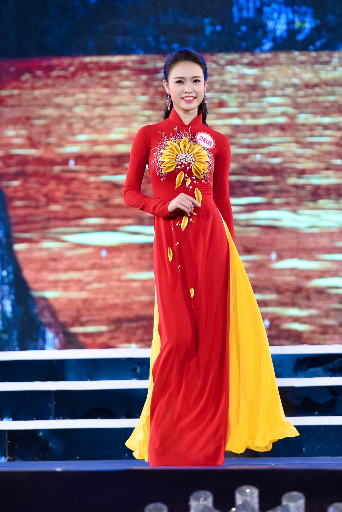 Cô gái đoạt Huy chương Vàng khoa học đi thi Hoa hậu Việt Nam - 3 Trở về nước với giải thưởng danh giá, Ngọc Vân được nhận bằng khen của Bộ Giáo dục và Đào tạo, cùng chứng nhận tuyển thẳng vào các trường Đại học tại Việt Nam. Ngọc Vân đã quyết định chọn Khoa Kinh tế Đối ngoại của trường ĐH Ngoại thương, với mong muốn từ đây, cô sẽ có nhiều điều kiện học tập, phát triển và đóng góp nhiều hơn cho ngành xuất nhập khẩu của đất nước.