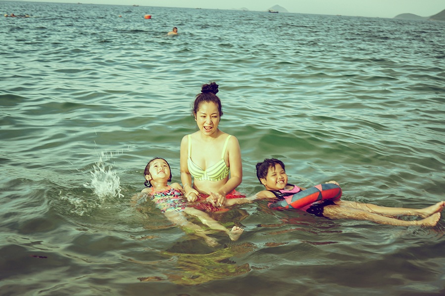 Thuý Nga đưa con gái về nước học tiếng Việt cho đỡ nói ngọng - 8 Thuý Nga cũng chia sẻ, cô sẽ thường xuyên đưa con gái về Việt Nam để con được học thêm nhiều vốn từ tiếng Việt và chữa tật nói ngọng.