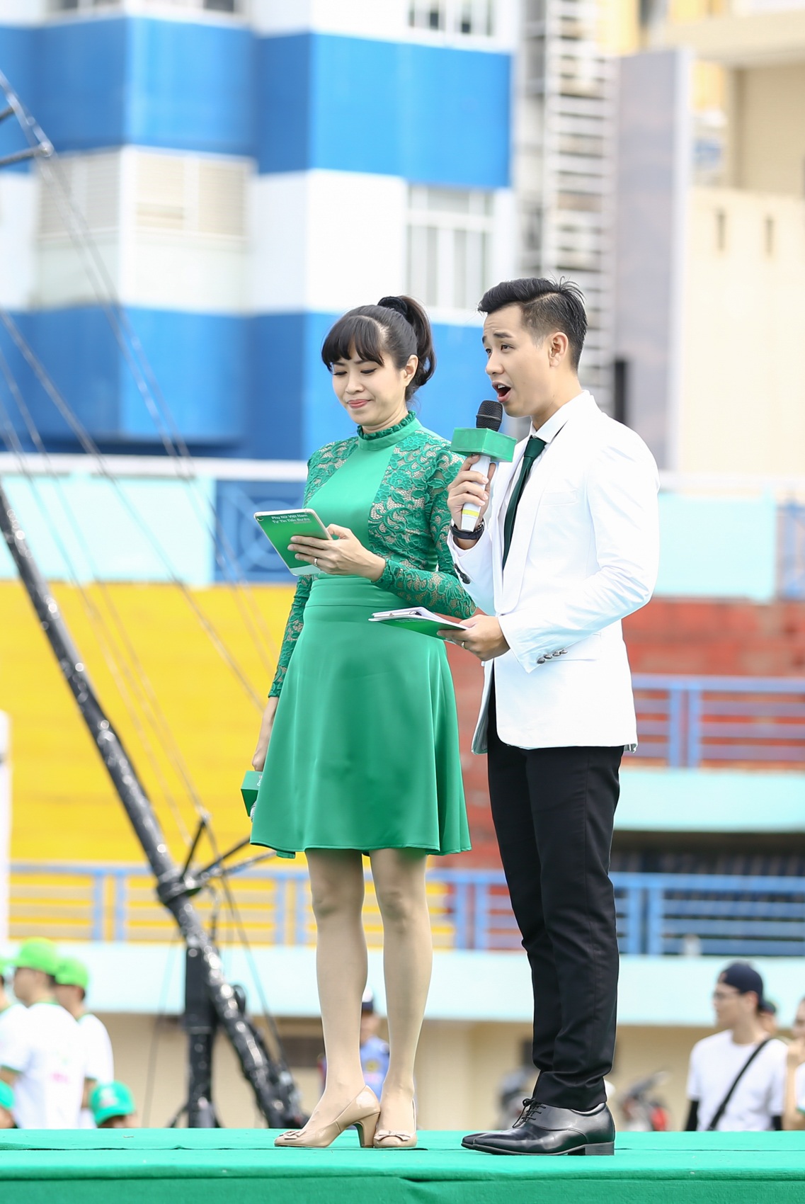 Thanh Hằng bật mí với Nguyên Khang năm sau sẽ kết hôn - 8 Đây cũng là lần đầu Nguyên Khang đứng cùng sân khấu với MC Quỳnh Hoa - đàn chị của anh trong nghề. Cả hai đã có những màn tung hứng dí dỏm và dẫn dắt trôi chảy.