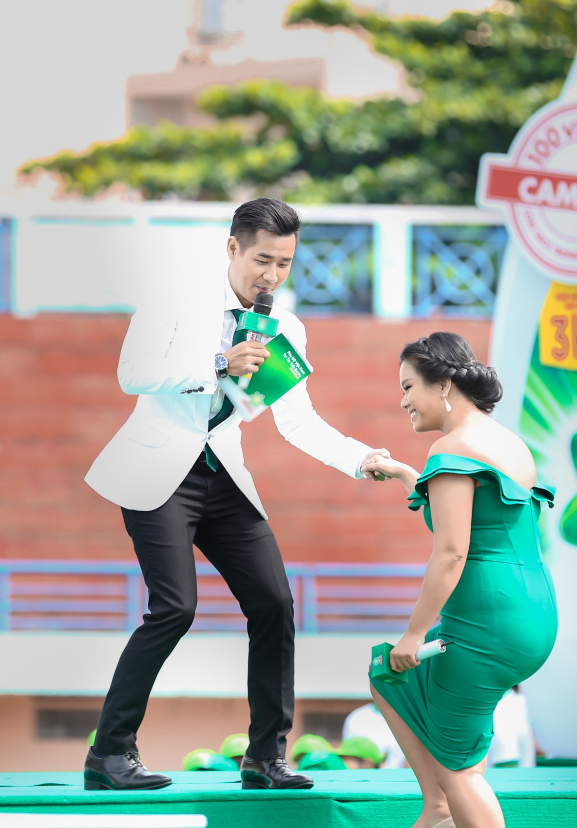 Thanh Hằng bật mí với Nguyên Khang năm sau sẽ kết hôn - 4 Nguyên Khang cũng chủ động dìu Phương Vy ở những bậc tam cấp khi nữ ca sĩ này góp vui bằng những ca khúc gửi tặng khán giả.