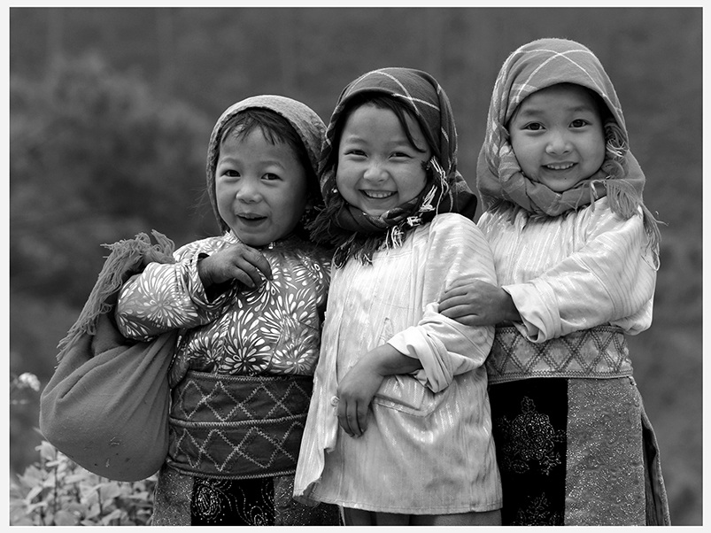 Ngỡ ngàng trước những cảnh đẹp như “cổ tích” của Việt Nam - 10 3 chị em HMông - Trần Thiết Dũng.