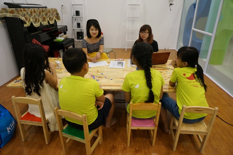 Các bé trả lời thông tin của BTC.