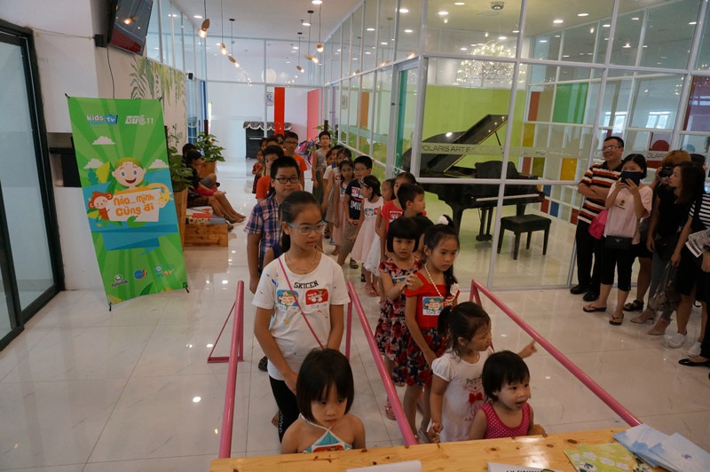 Các bé xếp hàng trật tự chờ được vào casting.