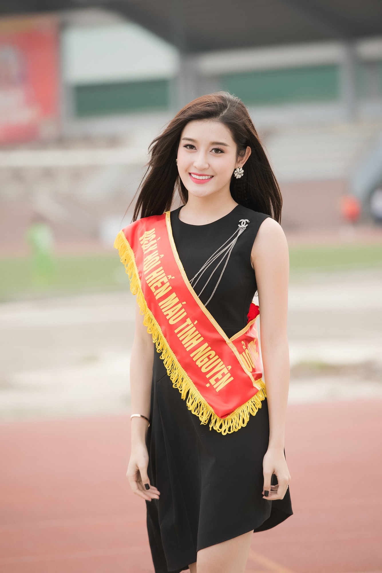 Huyền My trong ngày hội hiến máu tình nguyện.