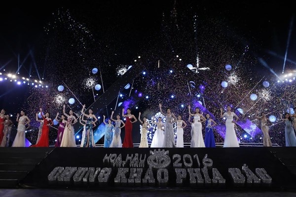 Vì sao giá vé Chung kết Hoa hậu Việt Nam 2016 lên tới 25 triệu đồng/vé? - 1 Chung khảo phía Bắc Hoa hậu Việt Nam 2016 hoành tráng như một đêm Chung kết. Ảnh: TP.