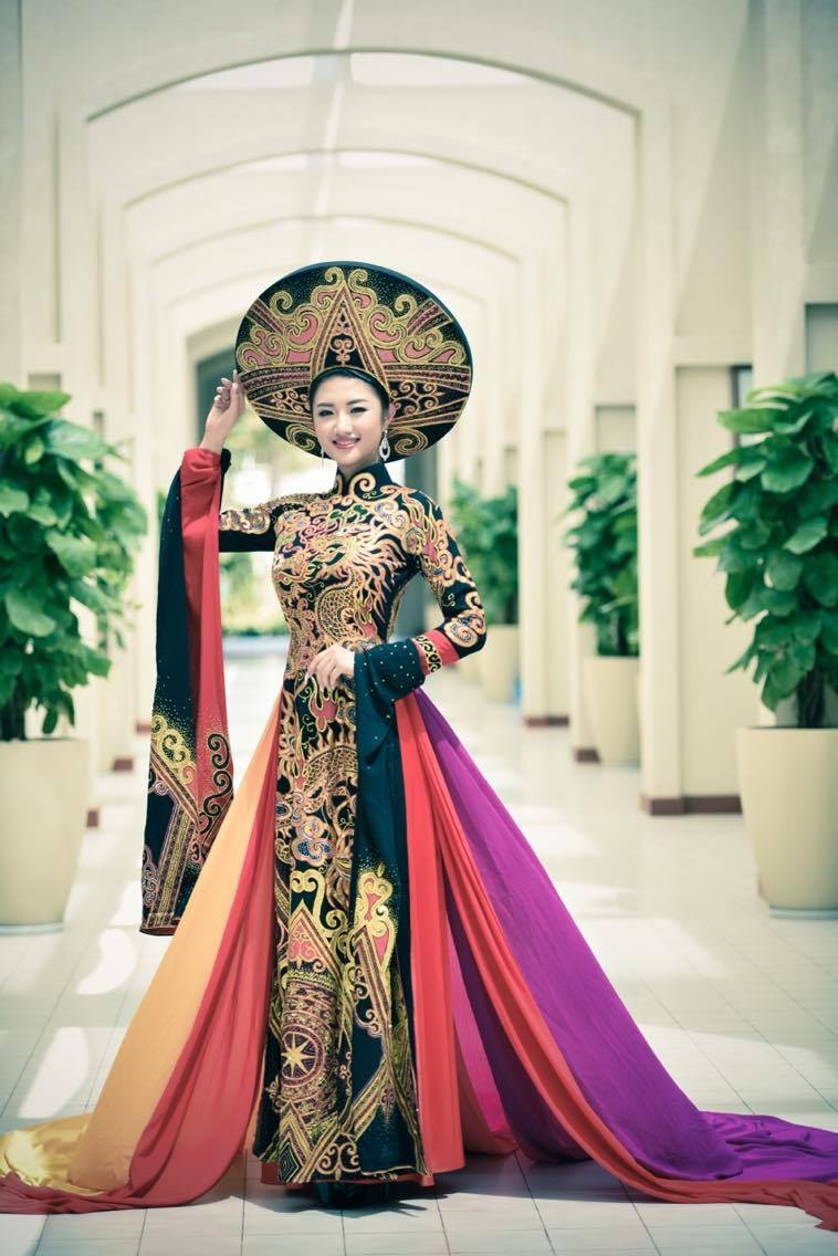 Ngắm nhan sắc nóng bỏng của tân Hoa hậu Bản sắc Việt 2016 - 9 “Thực ra, ước mơ này tôi đã bắt tay thực hiện rồi như là làm đại sứ chống đuối nước và tham gia công tác từ thiện. Tôi cũng kết nối với các anh chị đi trước đã tham gia nhiều hoạt động từ thiện để họ chia sẻ kinh nghiệm, gầy dựng nên quỹ “Thế hệ xanh” và bắt đầu sự nghiệp bảo vệ môi trường và giúp đỡ người nghèo. Khi được đại diện cho nhan sắc Việt Nam và cam kết như vậy thì tôi sẽ không làm mất đi lòng tin của mọi người”, Thu Ngân nhấn mạnh.