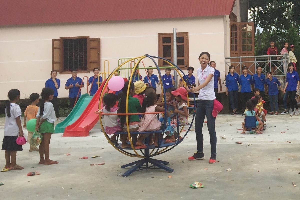 Thanh Tú tặng sân chơi và đồ chơi cho trẻ em vùng sâu vùng xa.