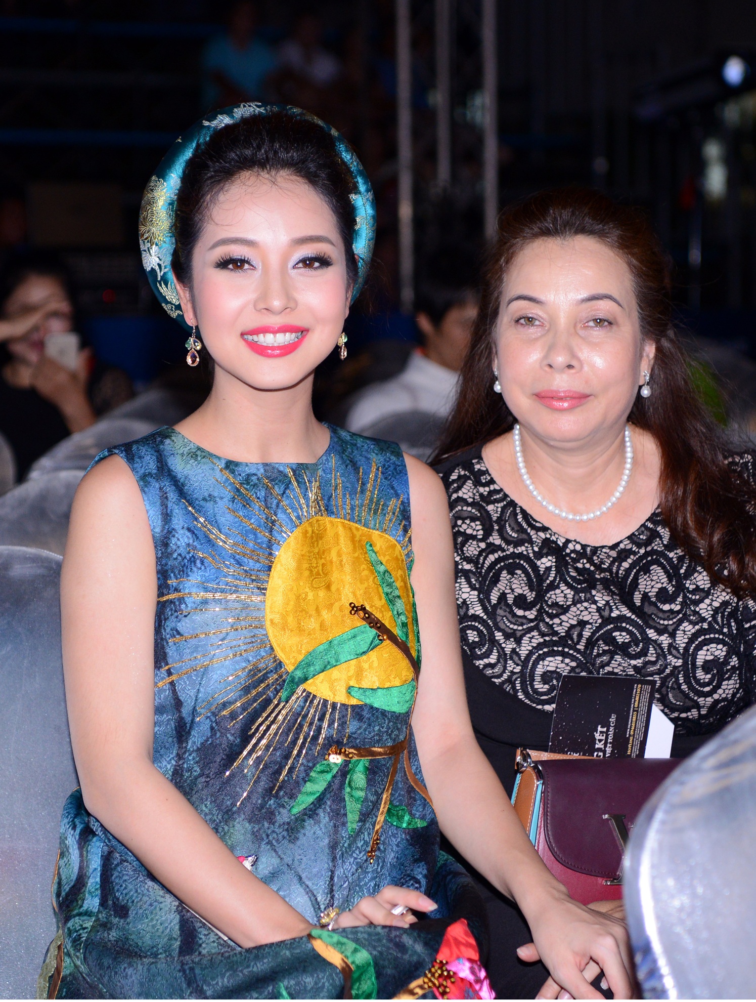 Jennifer Phạm lộ bụng bầu khi lên trao vương miện cho Hoa hậu - 5 Đây là lần mang bầu thứ 3 của người đẹp này, Jennifer Phạm hiện là mẹ của hai nhóc tì Bảo Nam và bé Na. Hiện Bảo Nam đang sống ở Mỹ với bà ngoại và cậu bé vừa tranh thủ dịp nghỉ hè để về thăm mẹ cùng em gái. Ảnh chụp Jennifer và mẹ trong sự kiện Chung kết Hoa hậu Bản sắc Việt 2016 tối 7/8.