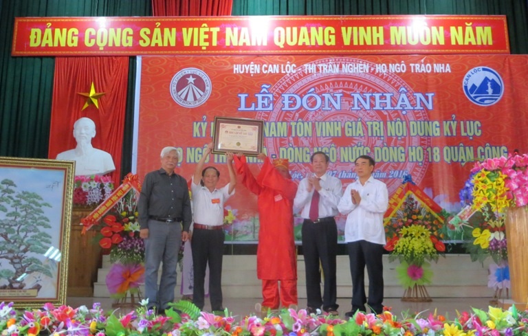 Trao kỷ lục Việt Nam cho dòng họ có tới 18 Quận công - 1 Ảnh dòng họ Ngô đón nhận bằng Kỷ lục Việt Nam. Ảnh: VHNTHT.