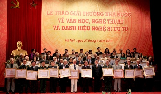 18 tác giả sẽ được nhận Giải thưởng Hồ Chí Minh vào 30/9 tới - 1 Lễ trao giải thưởng Nhà nước về VHNT năm 2012. Ảnh: TL.