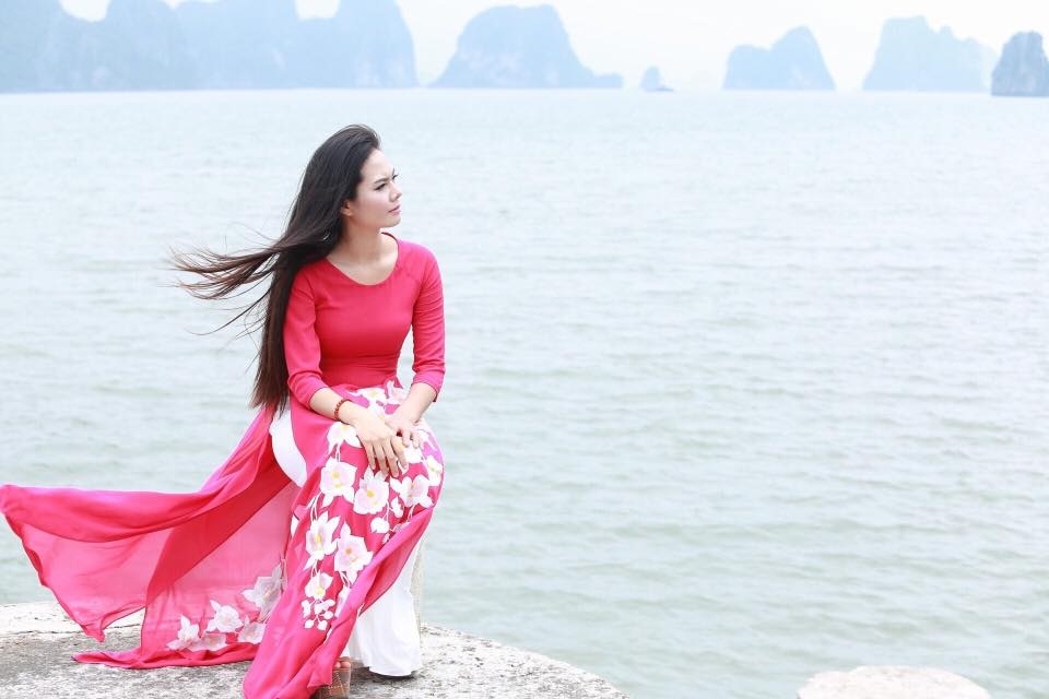 Lương Nguyệt Anh: “Nếu không vướng bận tôi đã đi tu rồi!” - 2 Giải nhất Sao Mai dòng nhạc dân gian cho rằng, làm việc trong môi trường giáo dục sẽ giúp cô rèn luyện bản thân.
