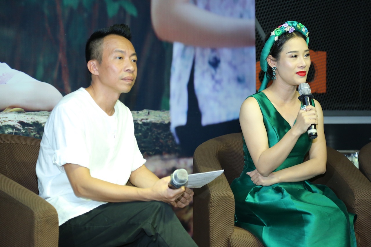 NSƯT Việt Hoàn làm MC trong buổi ra mắt MV của vợ.