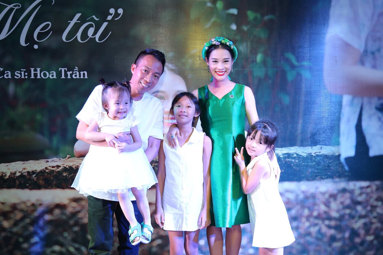 Gia đình hạnh phúc của vợ chồng ca sĩ Việt Hoàn.