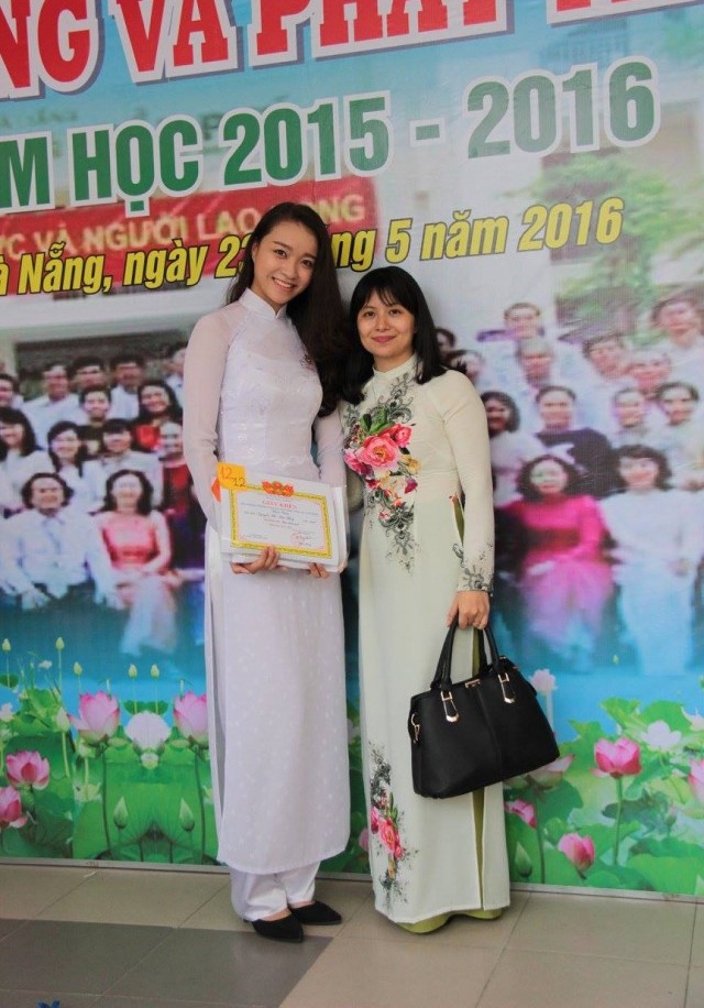 Chuyện về nhan sắc 18 tuổi vừa rút khỏi chung kết Hoa hậu Việt Nam - 2 Ở trường PTTH Trần Phú, Đà Nẵng cô gái 18 tuổi là một gương sáng về học tâm và là hạt nhân tiêu biểu của các phong trào văn nghệ.