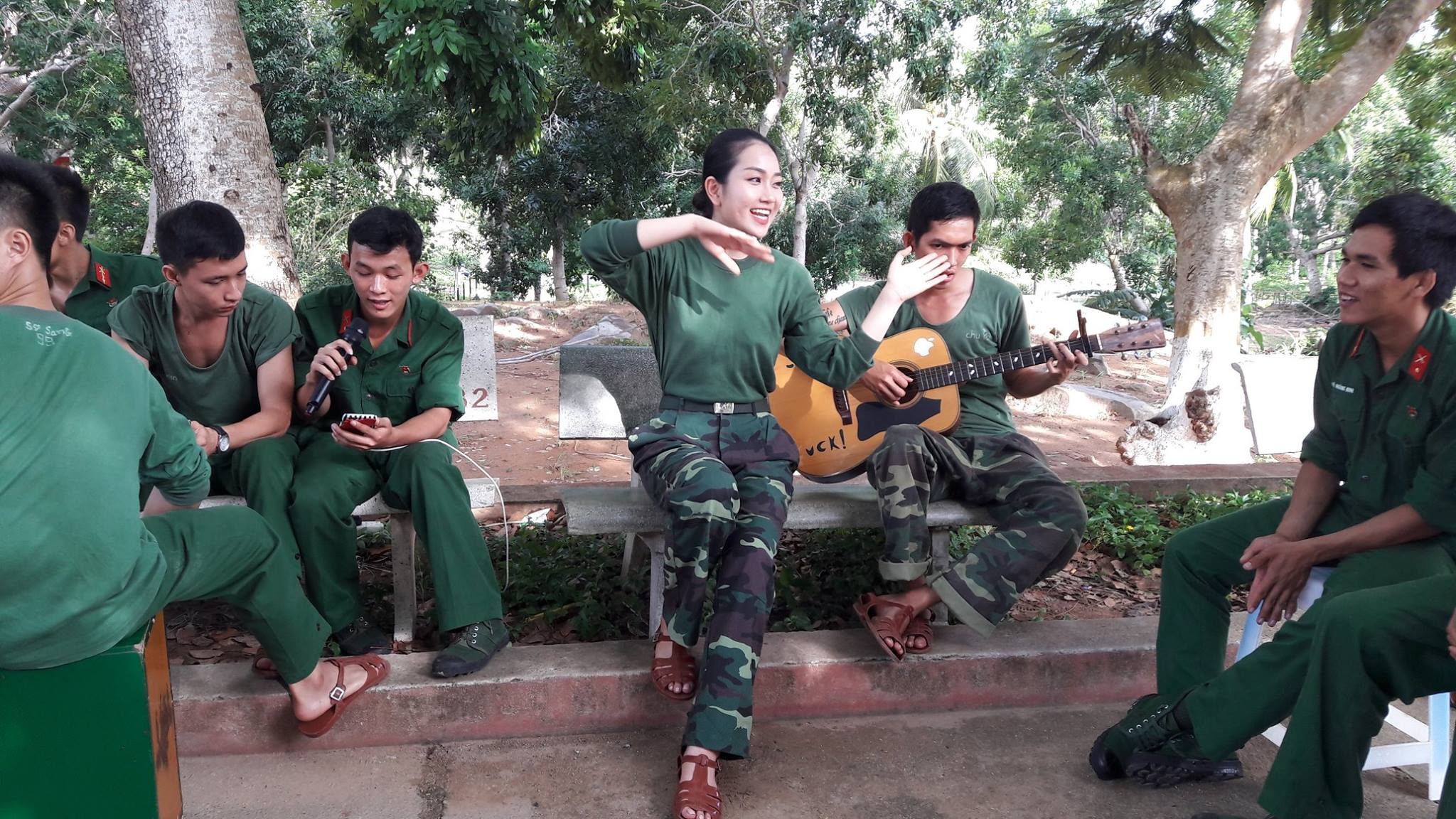 Hoa hậu Việt Nam 2016: Trác Thúy Miêu “đe nẹt” Trấn Thành, Xuân Bắc - 2 Phùng Lan Hương biểu diễn văn nghệ cùng các chiến sĩ.