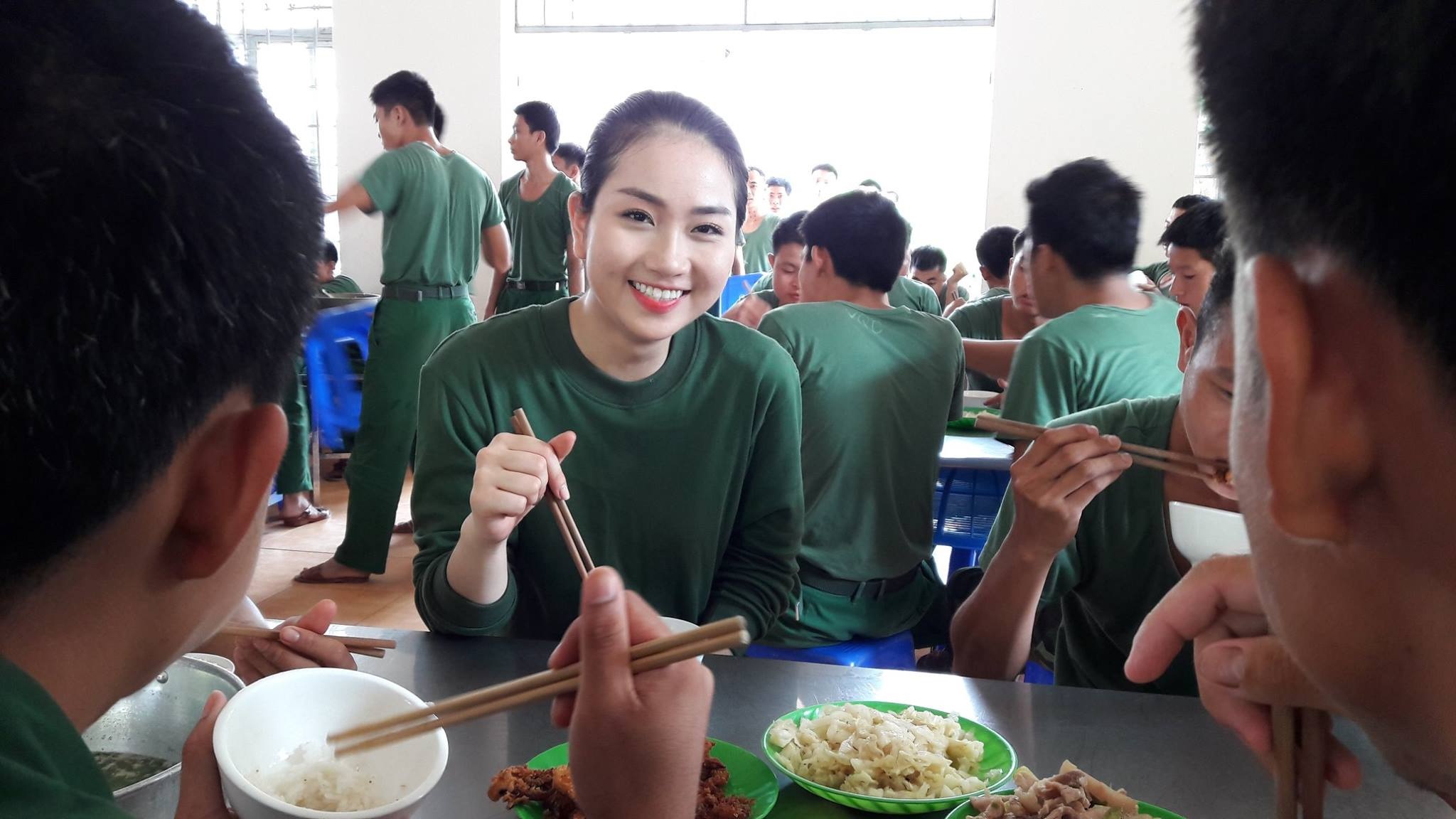 Hoa hậu Việt Nam 2016: Trác Thúy Miêu “đe nẹt” Trấn Thành, Xuân Bắc - 3 Người đẹp Hà thành hoá thân thành nữ tân binh.