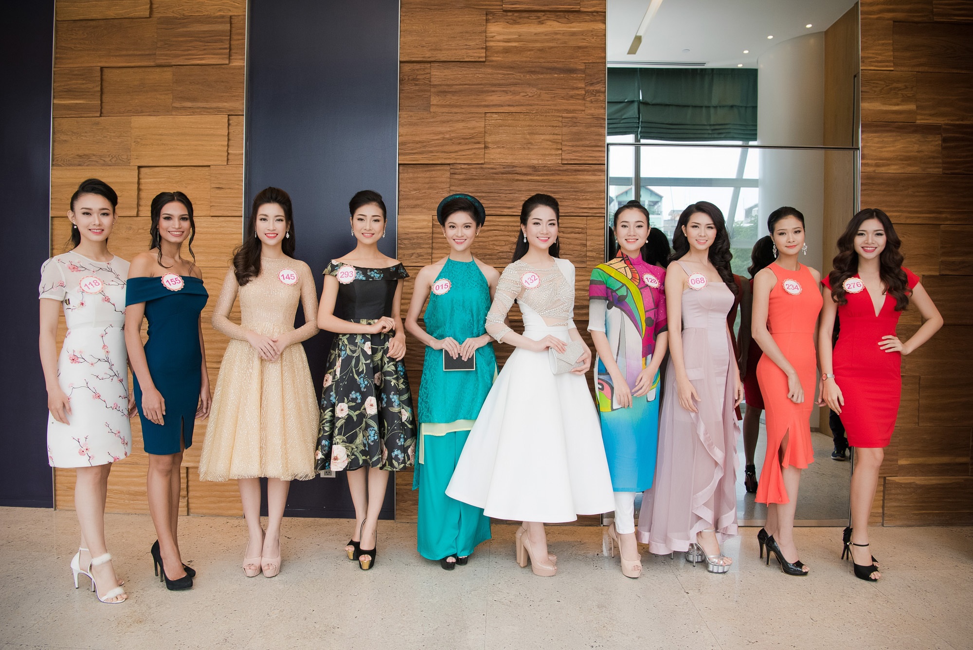 Đêm Chung kết Hoa hậu Việt Nam 2016 có gì đặc biệt? - 1 Thí sinh Hoa hậu Việt Nam rạng rỡ trong buổi họp báo trước thềm Chung kết.
