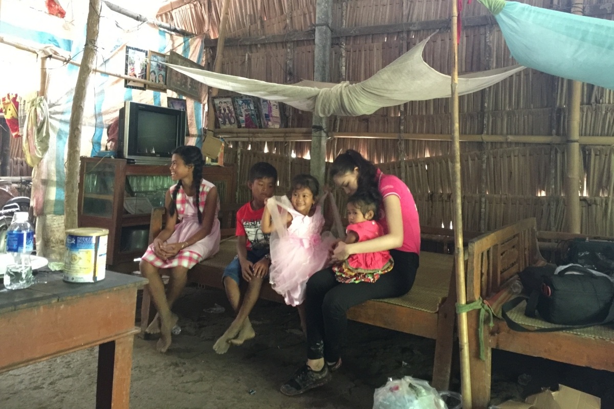 Cát Nhiên đến thăm các hộ dân nghèo ở Sóc Trăng.