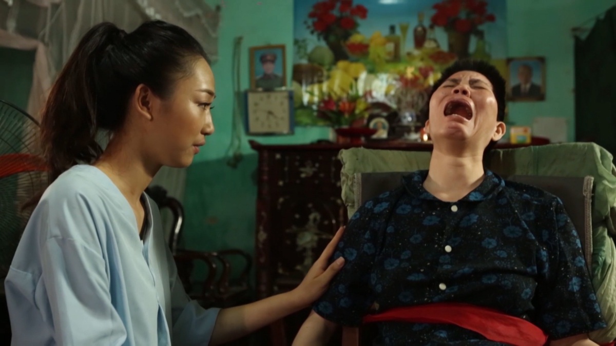 Hoa hậu Việt Nam 2016: Trác Thúy Miêu “đe nẹt” Trấn Thành, Xuân Bắc - 5 Thuỷ Tiên cũng không ngần ngại kêu gọi giúp đỡ một gia đình có 2 con bị liệt vì chất độc da cam.