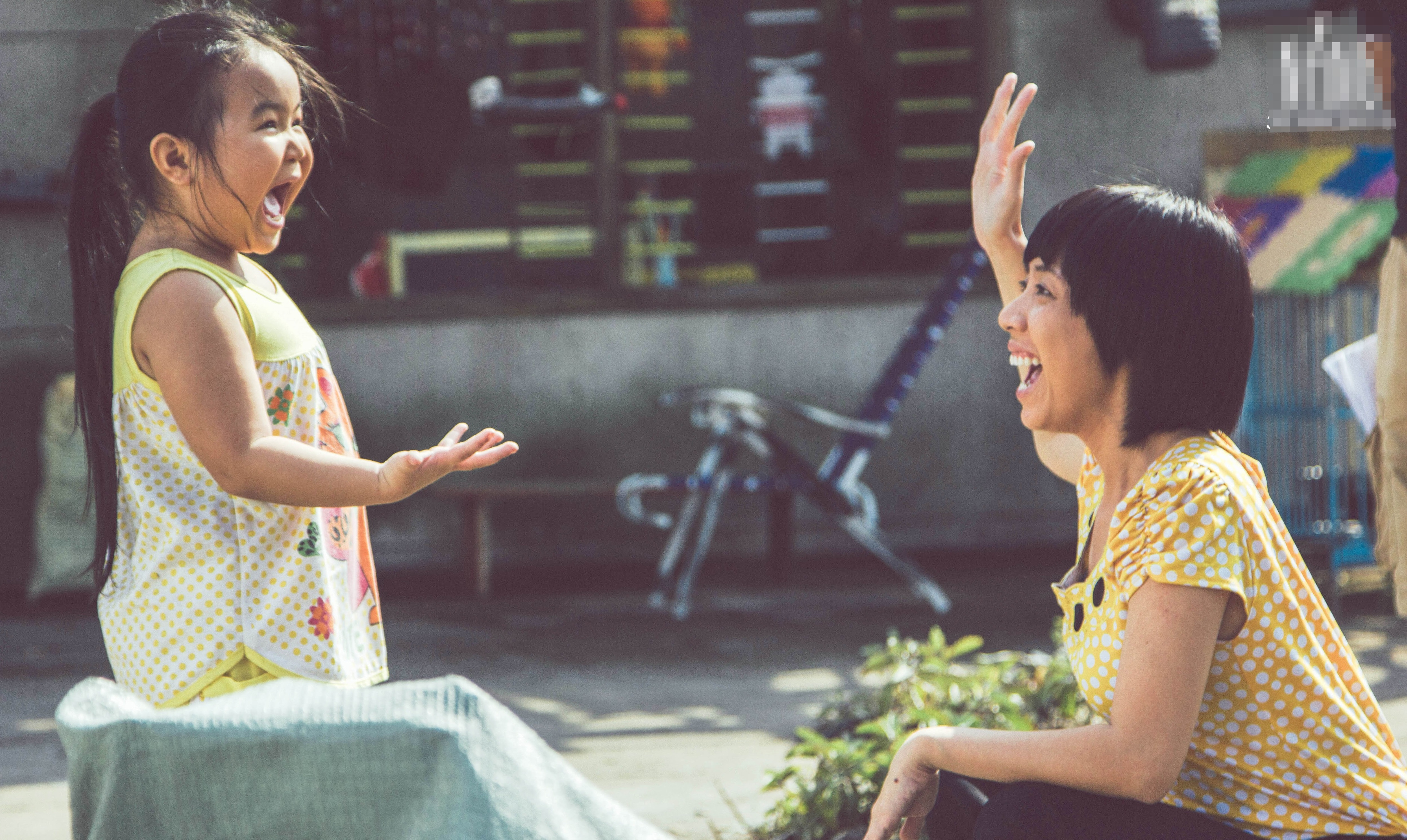 Chuyện xúc động của diễn viên Thu Trang khi hoá thân bà mẹ thiểu năng - 2 Bé Nắng (Kim Thư) và mẹ Mưa (Thu Trang) trong phim sắp ra mắt.