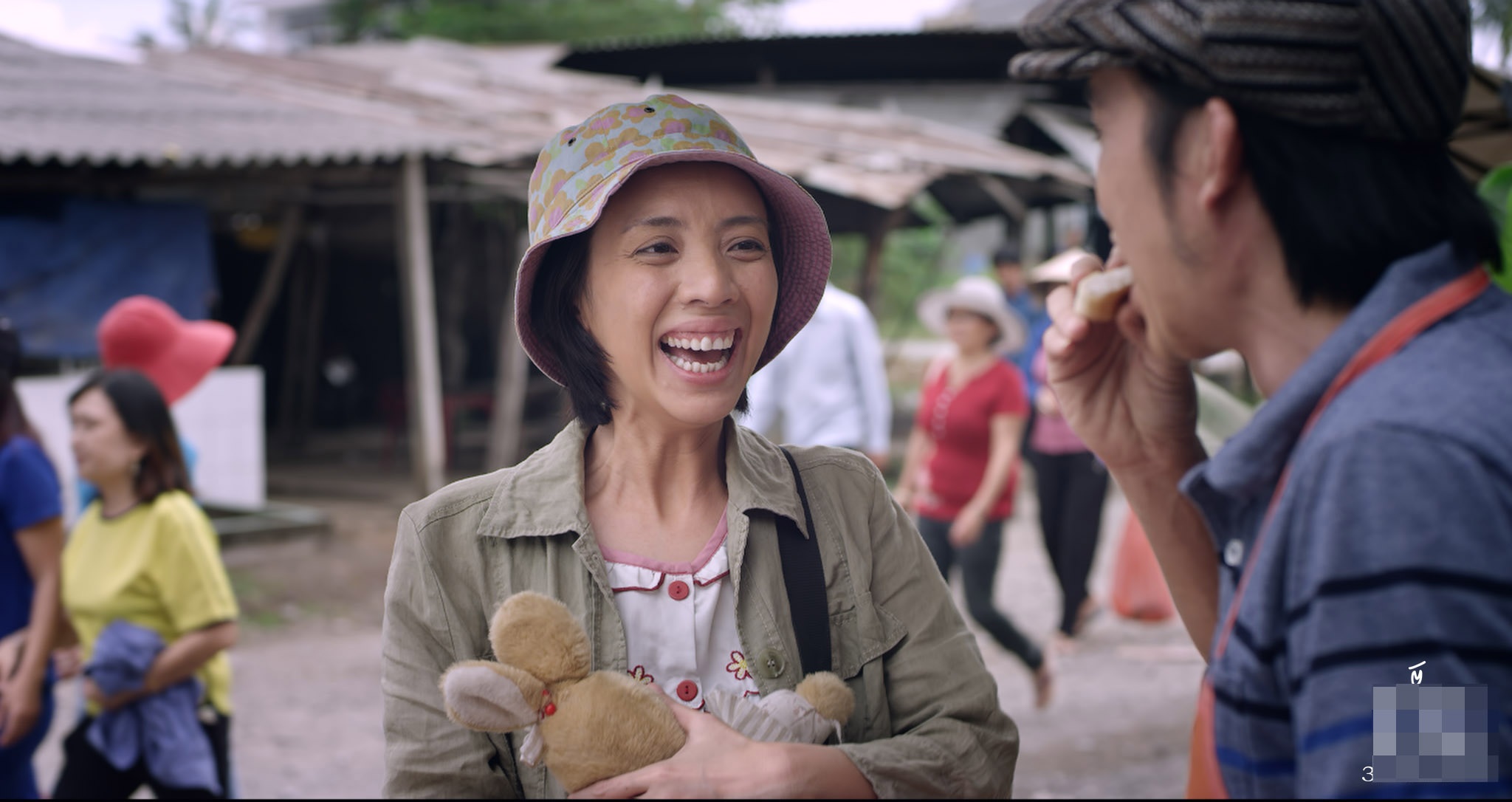 Chuyện xúc động của diễn viên Thu Trang khi hoá thân bà mẹ thiểu năng - 3 Thu Trang và Hoài Linh trong một cảnh quay.