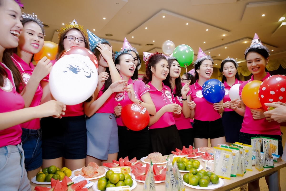 Thí sinh Hoa hậu Việt Nam oà khóc khi được tổ chức sinh nhật - 4 Những nụ cười rạng rỡ trên từng khuôn mặt thiếu nữ.