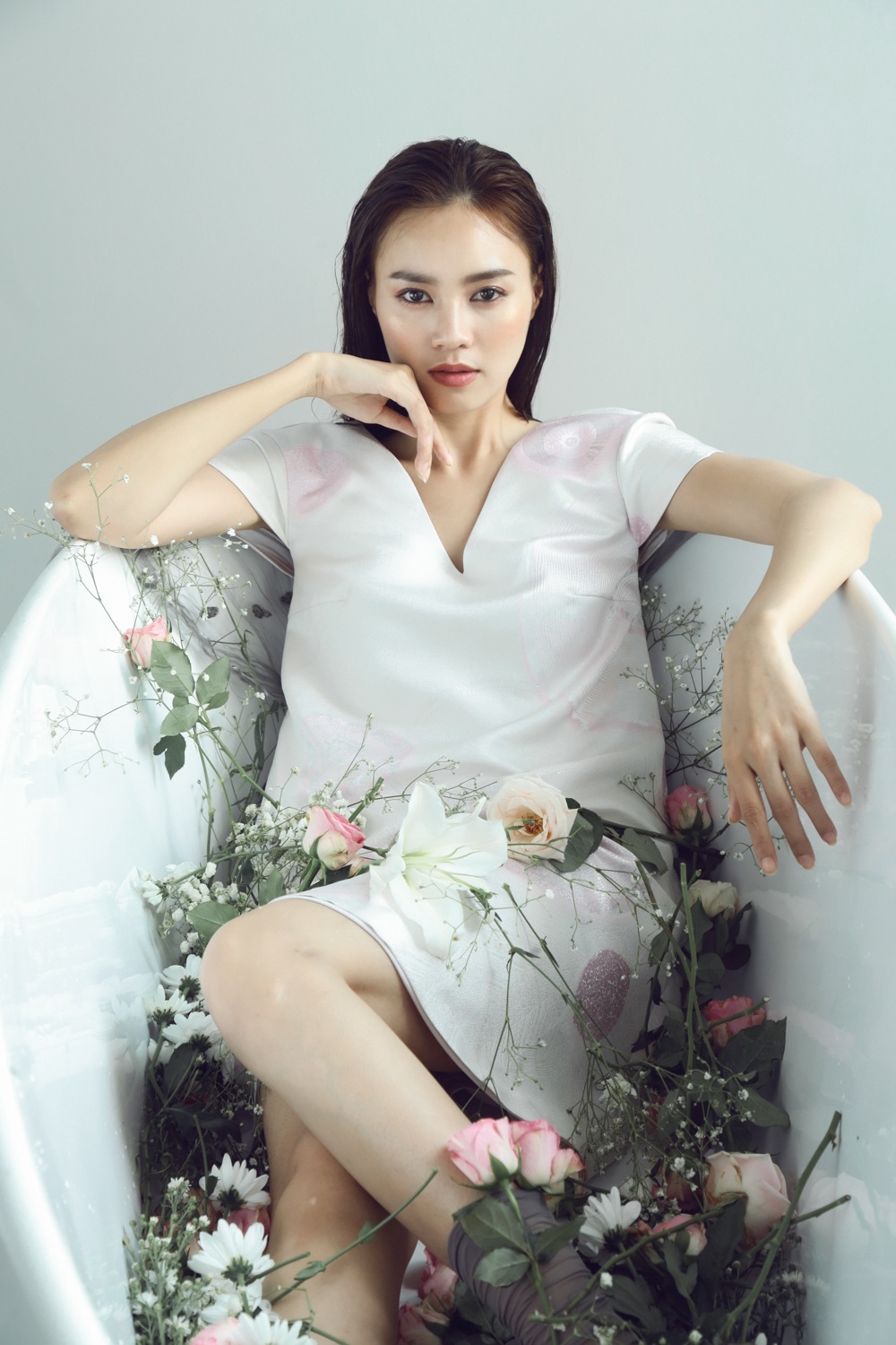Cô Cám” Lan Ngọc đẹp tinh khôi như nàng thơ trong cổ tích - 7
Kiểu tóc buộc sau kết hợp cùng tông màu trầm nhấn nhá cho đôi môi gợi cảm đem lại hiệu quả thẩm mỹ sang trọng và tính tế cho nàng “ngọc nữ”. Qua tài năng của nhiếp ảnh gia Thiên Minh, Lan Ngọc biến đổi đa màu sắc: từ nhẹ nhàng nữ tính, ngọt ngào quyến rũ đến sắc lạnh hút hồn.