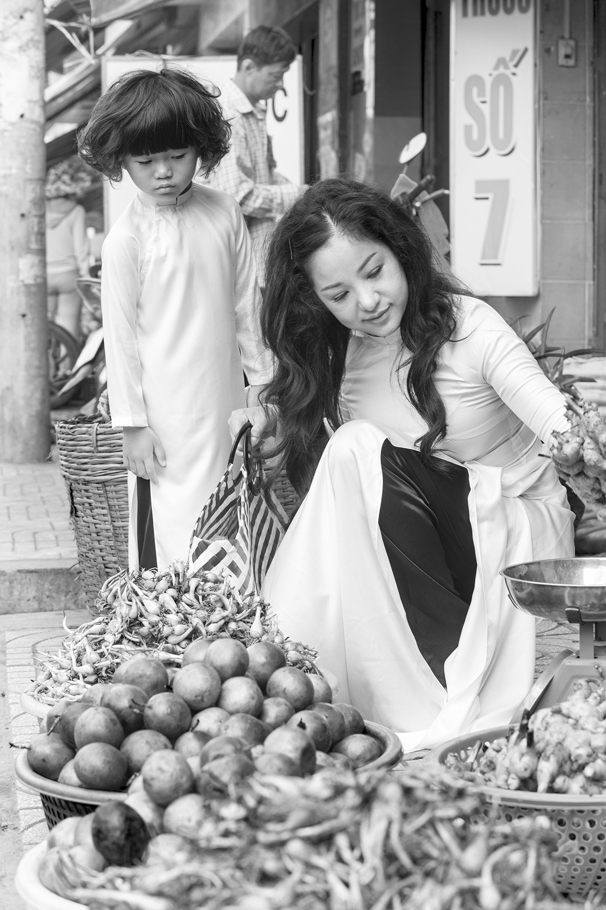 Thúy Nga cũng không ngại cho con tiếp xúc và làm quen với những mảnh đời khó khăn ngoài xã hội, những đứa trẻ kém may mắn như một cách dạy con hiểu để biết yêu thương và chia sẻ nhiều hơn.