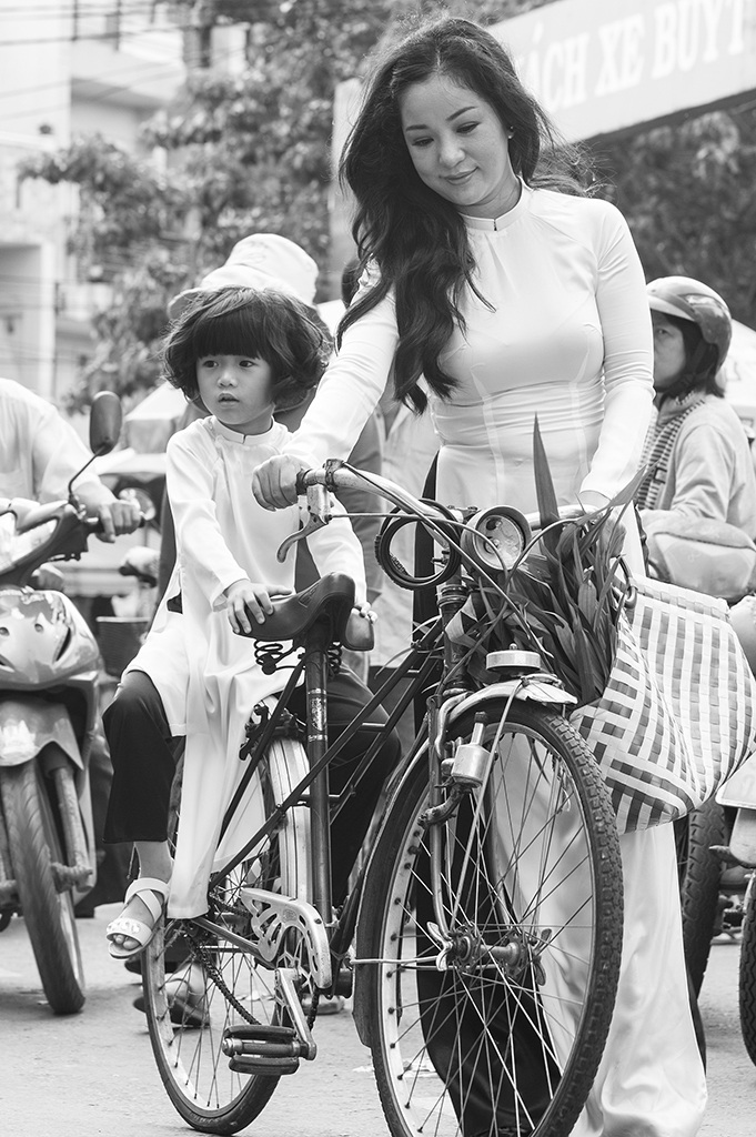 Không cầu kỳ, kiểu cách, cũng không có những bộ đồ sành điệu như nhiều “sao nhí” khác, hình ảnh của “bà già” Thúy Nga trên sân khấu và ngoài đời thế nào thì con gái chị cũng được mẹ cho làm quen với những điều giản dị như thế.