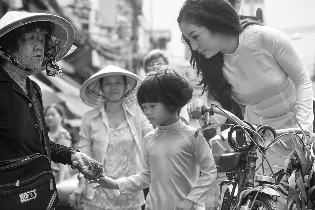 Mẹ con Thúy Nga gây “choáng” khi mặc áo dài xưa đi chợ - 3