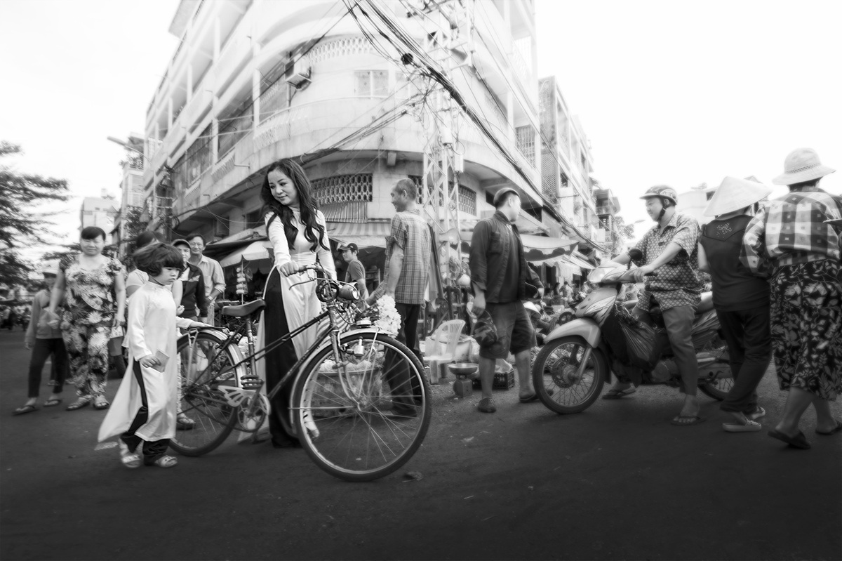 Từ nón lá, áo bà ba cho đến áo dài, quần đen bóng…tất cả chỉ đơn giản vì Thúy Nga muốn con gái mình thật sự hiểu biết nhiều hơn về bản sắc văn hóa của quê hương và mong con luôn giữ được điều đó.