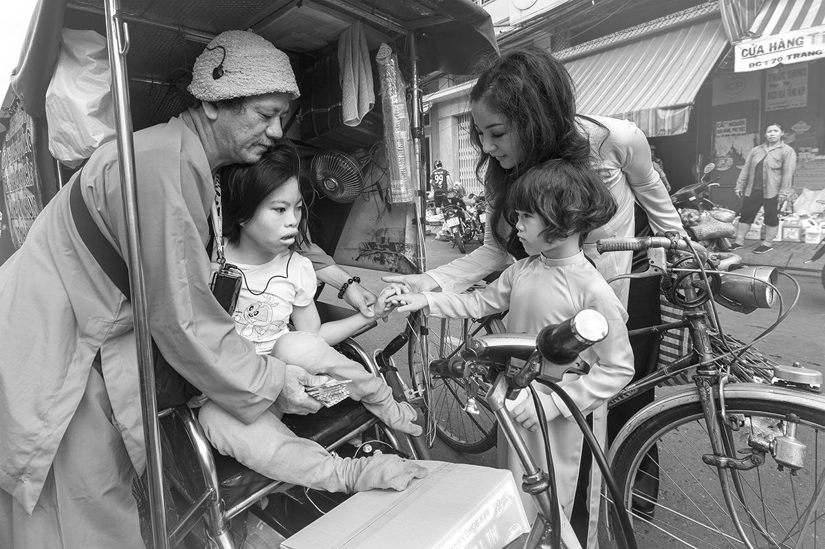 Trong kỳ nghỉ hè vừa qua, cô bé đã được mẹ đưa đến nhiều nơi trên khắp đất nước, được đi xuồng ghe sông nước và làm quen với nhiều điều mới lạ ở quê hương.