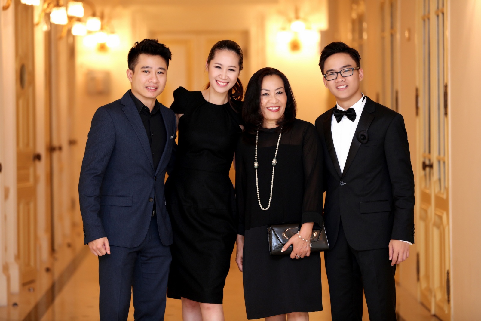 Dương Thùy Linh cùng chồng đi cổ vũ “thần đồng” Piano Nguyễn Việt Trung - 4 Đến ủng hộ cho buổi diễn của Nguyễn Việt Trung tối qua là gia đình của cậu gồm: bố mẹ, vợ chồng anh trai Nguyễn Việt Thắng - Hoa hậu Dương Thùy Linh.