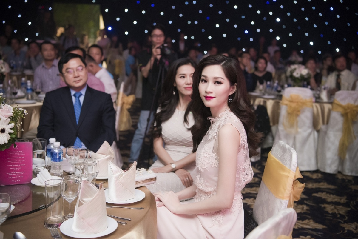 Cận cảnh nhan sắc của 30 người đẹp trong dạ tiệc trước đêm Chung kết - 12 Vẻ rạng rỡ hiện lên rất rõ trên khuôn mặt của thí sinh, BTC lẫn BGK.